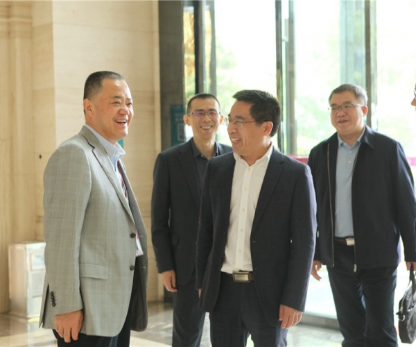 商务部国度茧丝绸协调办公室副司长陈平，西宁市委常委、副市长杜际鹏光临调研领导