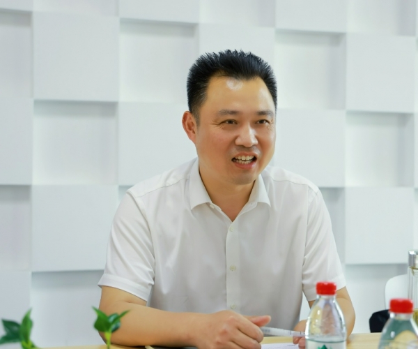 黄冈国度高新区管委会俞春明主任调研w66集团丝绸，为发展鼓劲?